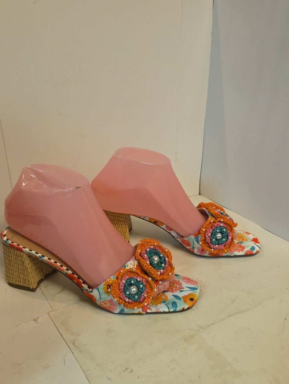 NWT Betsey Johnson Dietrich Crochet Flower Block Heel Sandals Size 6.5